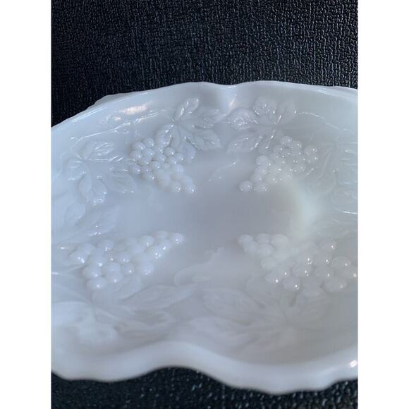 Vintage White Milk Glass Grape Harvest Anchor Hocking Low Fruit Bowl Short - Picture 9 of 13